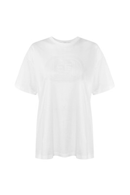 t-shirt-avec-logo-en-relief