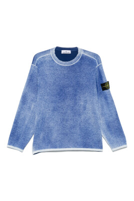pull-bleu-avec-badge