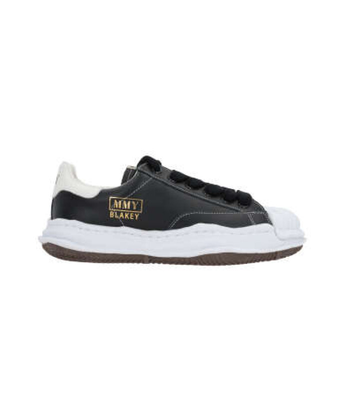 baskets-basses-en-cuir-noir-avec-embout-en-caoutchouc