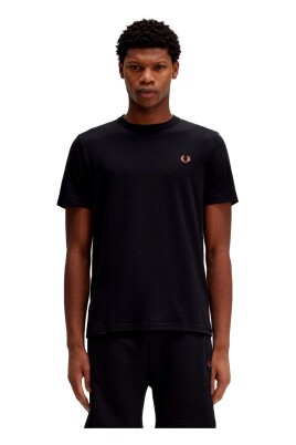 t-shirt-noir-avec-petit-logo