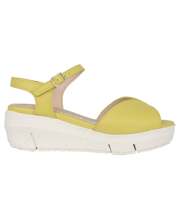 sandale-compensee-en-cuir-jaune
