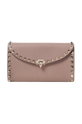 black-rockstud-wallet-on-chain