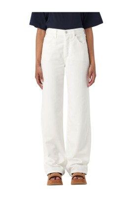 white-wide-leg-jeans-stylish-versatile