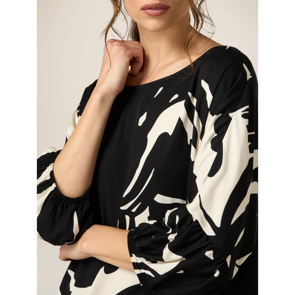 Oltre Bloemenpatroon Viscose T-shirt Black Dames