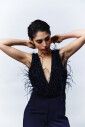 combinaison-bleue-avec-col-en-v-et-plumes