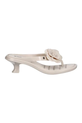 Tåspetssandal med kitten heel och blomdetaljer
