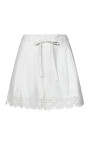 shorts-blancs-a-oeillets-florals-et-ceintures
