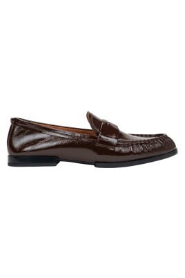 kvinders-morkebrune-loafers-lavet-af-patentaegte-laeder