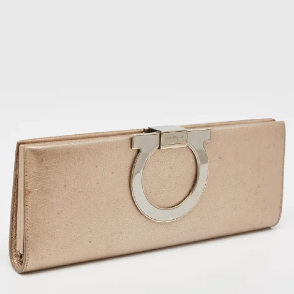 Salvatore Ferragamo Pre-owned Leather clutches Beige Dames