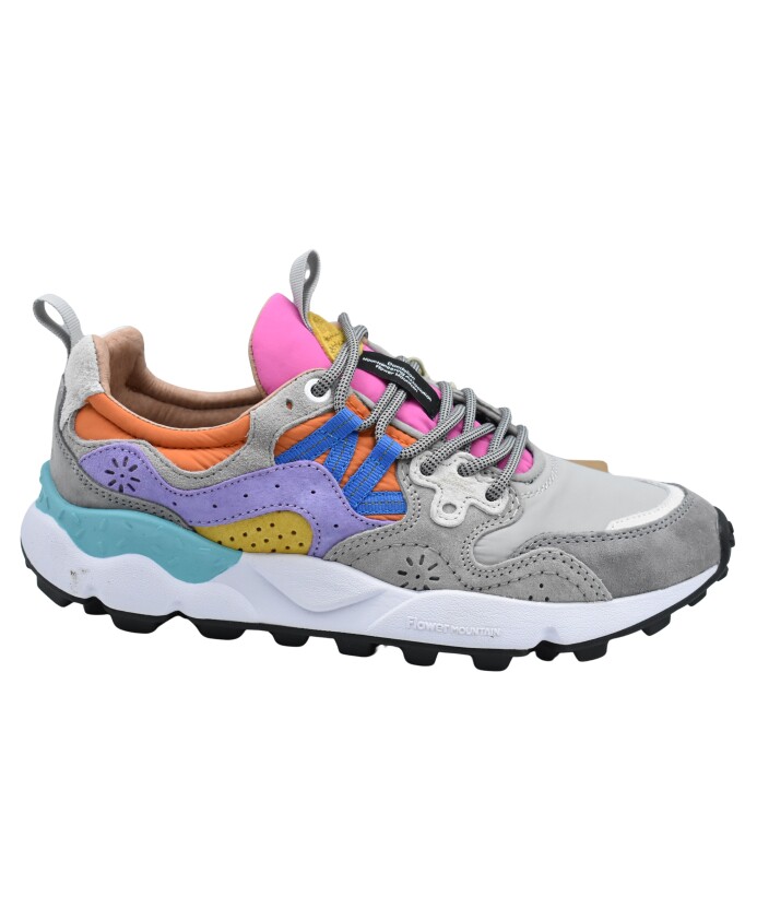 sneakers-grises-avec-details-en-daim