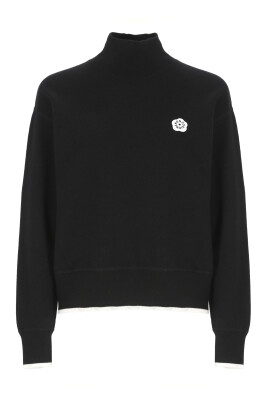 pull-noir-avec-col-haut