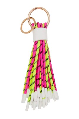 porte-cles-colore-avec-pompons-et-quincaillerie