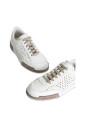 chaussures-blanches-a-semelle-en-caoutchouc