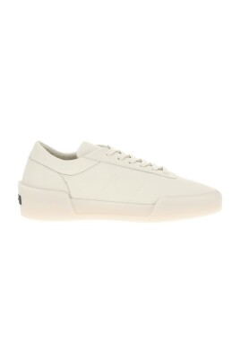 minimalistiska-ladersneakers-med-ikoniskt-monogram