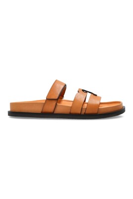 bruna-platta-sandaler-med-logodetalj
