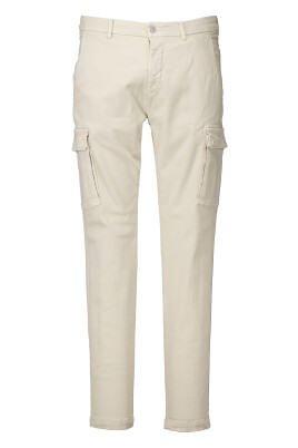 beige-jeans-stylish-model
