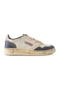 baskets-blanches-avec-bout-perfore