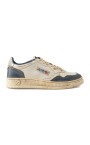 baskets-blanches-avec-bout-perfore