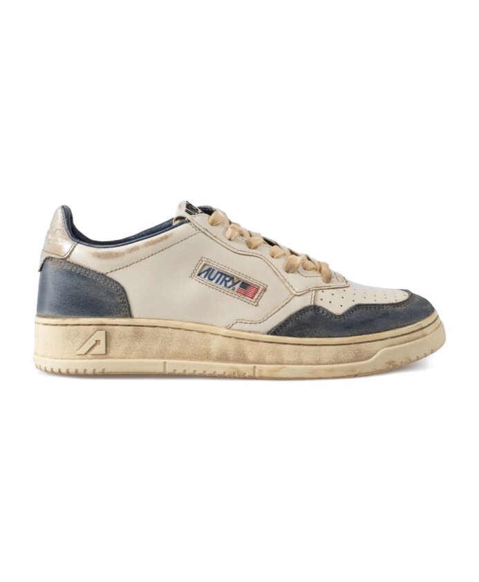baskets-blanches-avec-bout-perfore