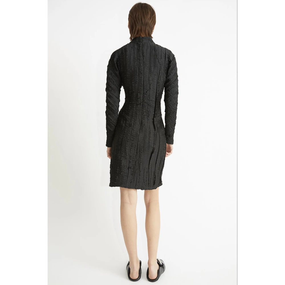 Rodebjer Gestructureerde High-Neck Mini Zwarte Jurk Black Dames