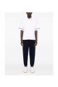 polo-blanc-avec-signature-distinctive