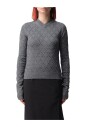 pull-noir-en-tricot-texture-a-col-en-v