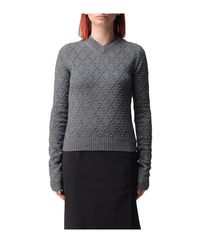 pull-noir-en-tricot-texture-a-col-en-v