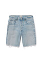 shorts-en-denim-bleu-clair-avec-bord-brut