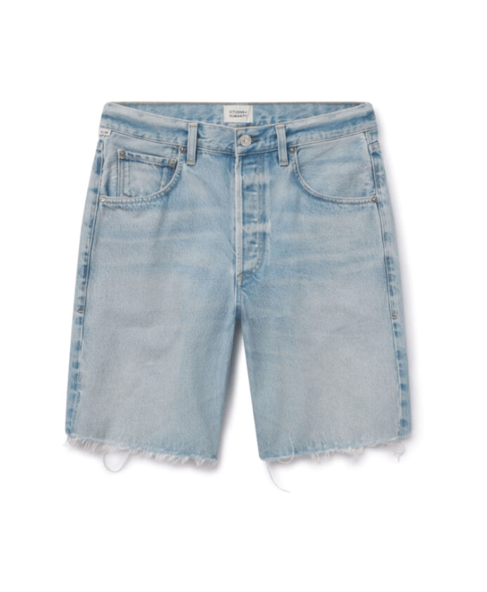 shorts-en-denim-bleu-clair-avec-bord-brut