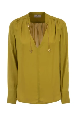 V-ringad blus med kedjedetalj