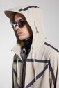 impermeable-impermeable-avec-des-rayures-reflechissantes