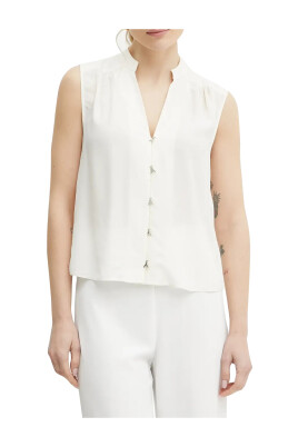 white-shirt-go-green-model