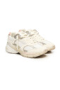 sneakers-blanches-avec-dessus-en-daim