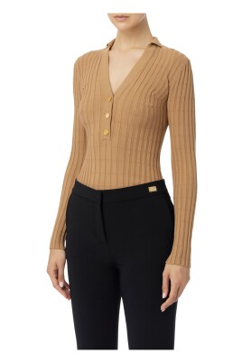 pull-en-viscose-cotelee-avec-boutons-dores