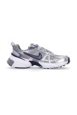retro-running-shoes-in-gray-white