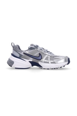 retro-running-shoes-in-gray-white