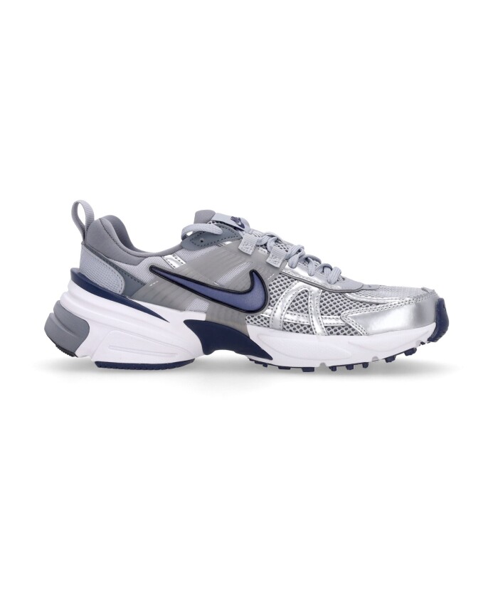 retro-running-shoes-in-gray-white