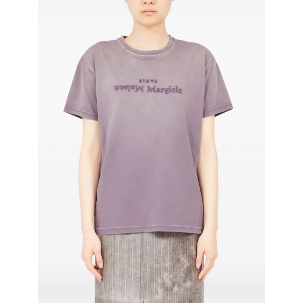 Maison Margiela Paarse T-shirts en Polos met Omgekeerd Borduurwerk Paarse T-shirt met omgekeerde print Purple Dames