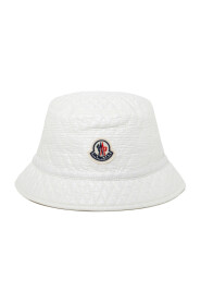 Biała pikowana czapka z daszkiem z logo