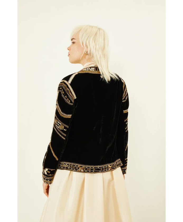 veste-en-chenille-brodee-de-paillettes