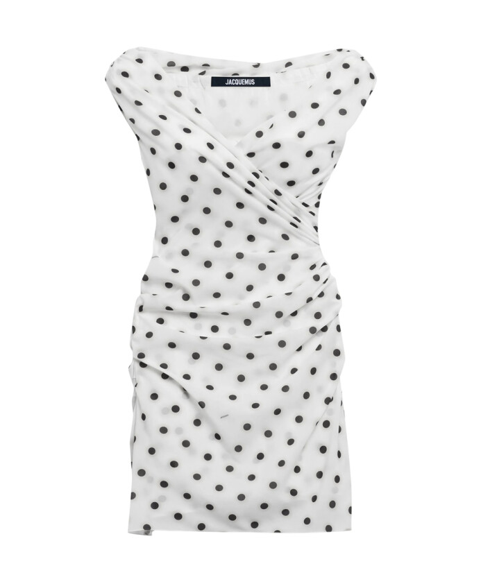 robe-blanche-a-pois-avec-decollete-plongeant-en-v