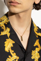 collier-avec-un-pendentif-avec-le-logo