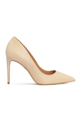 Beige pumps på en slank klack.Denna produkt har stor storlek.