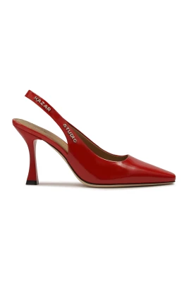 Röda slingback pumps med en koppklack