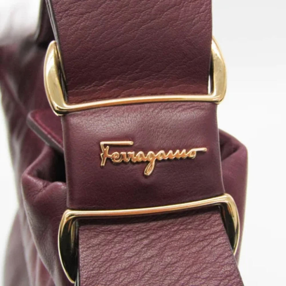 Salvatore Ferragamo Pre-owned Leather shoulder-bags Red Dames