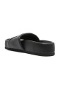 chaussures-noires-avec-semelle-en-caoutchouc-a-cotes