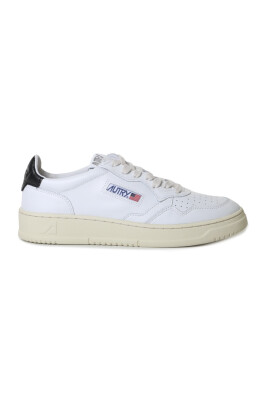 baskets-blanches-en-cuir-talon-contrastant