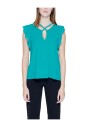 groene-blouse-met-volant-v-hals