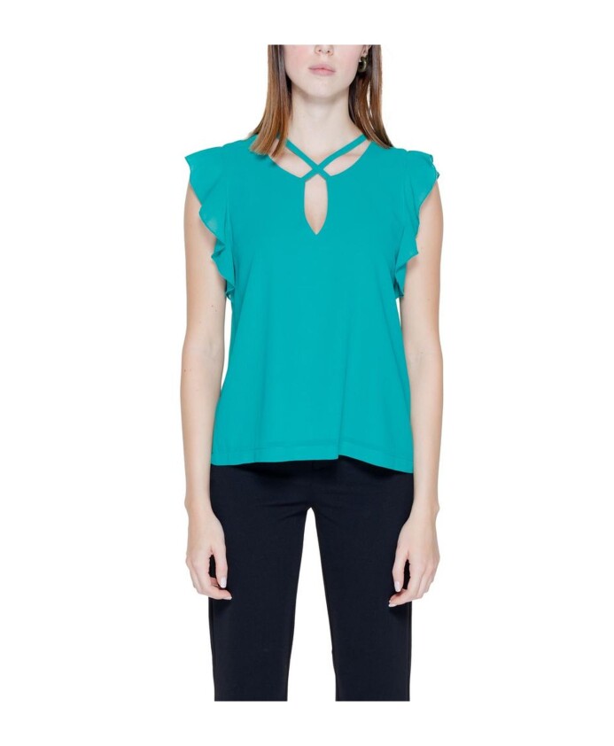 groene-blouse-met-volant-v-hals