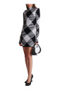 robe-courte-en-maille-gingham-roulee